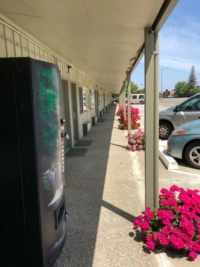 Dixon Motel Екстериор снимка